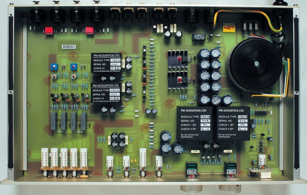 Cận cảnh bảng mạch rời rạc và các module kiểm định thủ công của FM Acoustics.