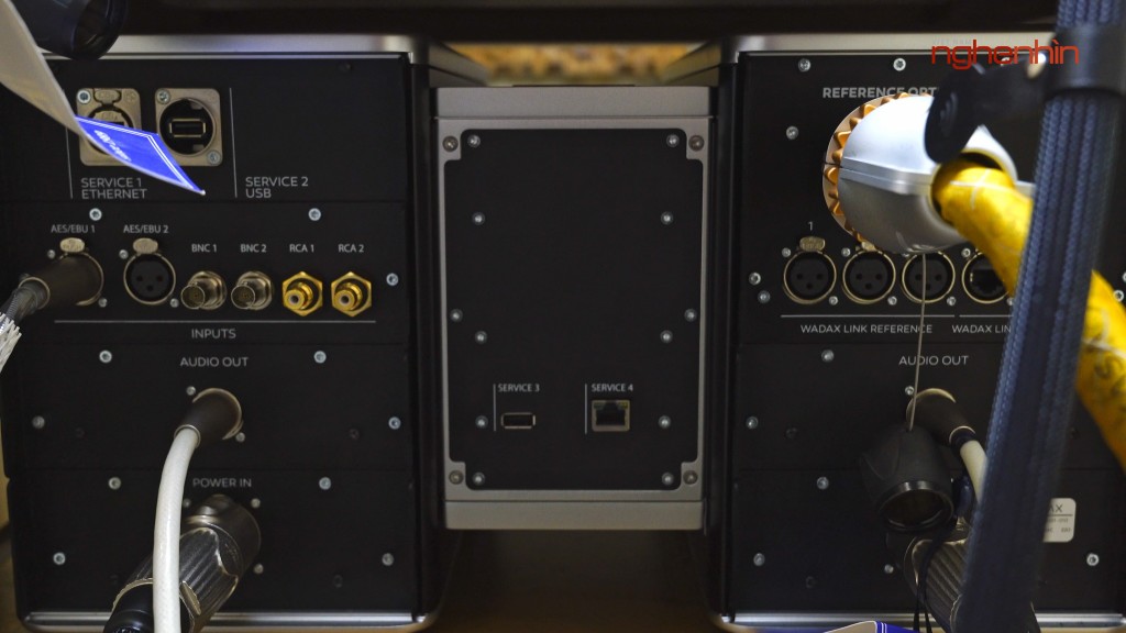 Cận cảnh hệ thống cổng kết nối và khối nguồn độc lập trên Wadax Atlantis Reference DAC