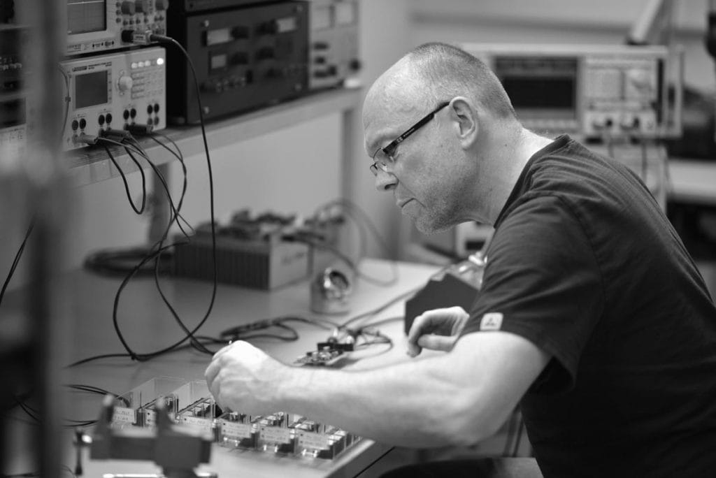 Jörn Janczak trực tiếp tham gia vào quá trình nghiên cứu, lắp ráp và kiểm định các bo mạch, bộ phân tần (crossover)