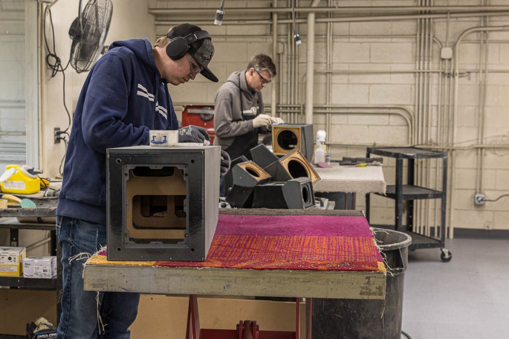 Kỹ thuật lắp ráp và kiểm soát sai số thủ công tại nhà máy Wilson Audio.