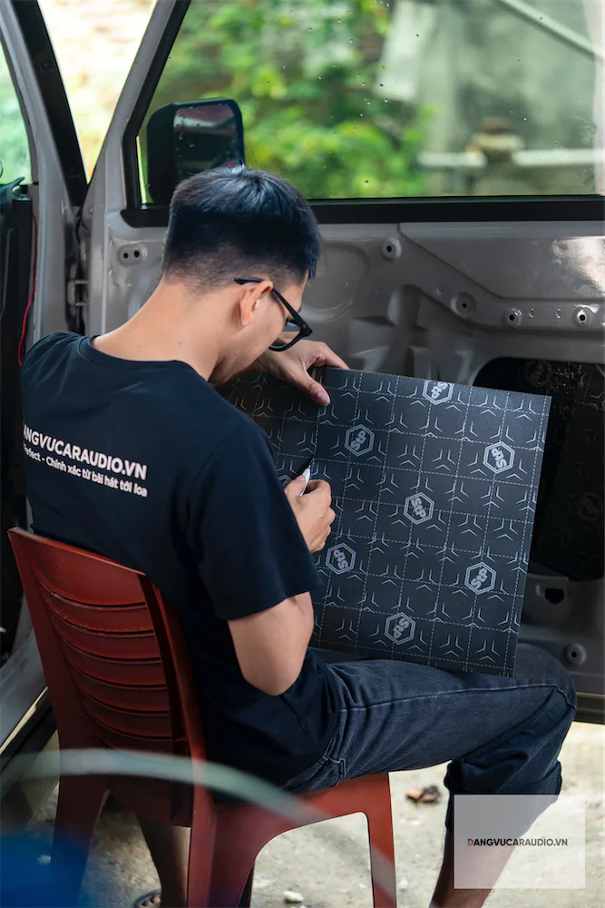 kỹ thuật đang thi công lớp thứ 2 cách âm cho Vinfast VF3