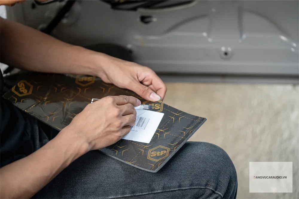 Tính toán tỉ mỉ trước khi dán tiêu âm