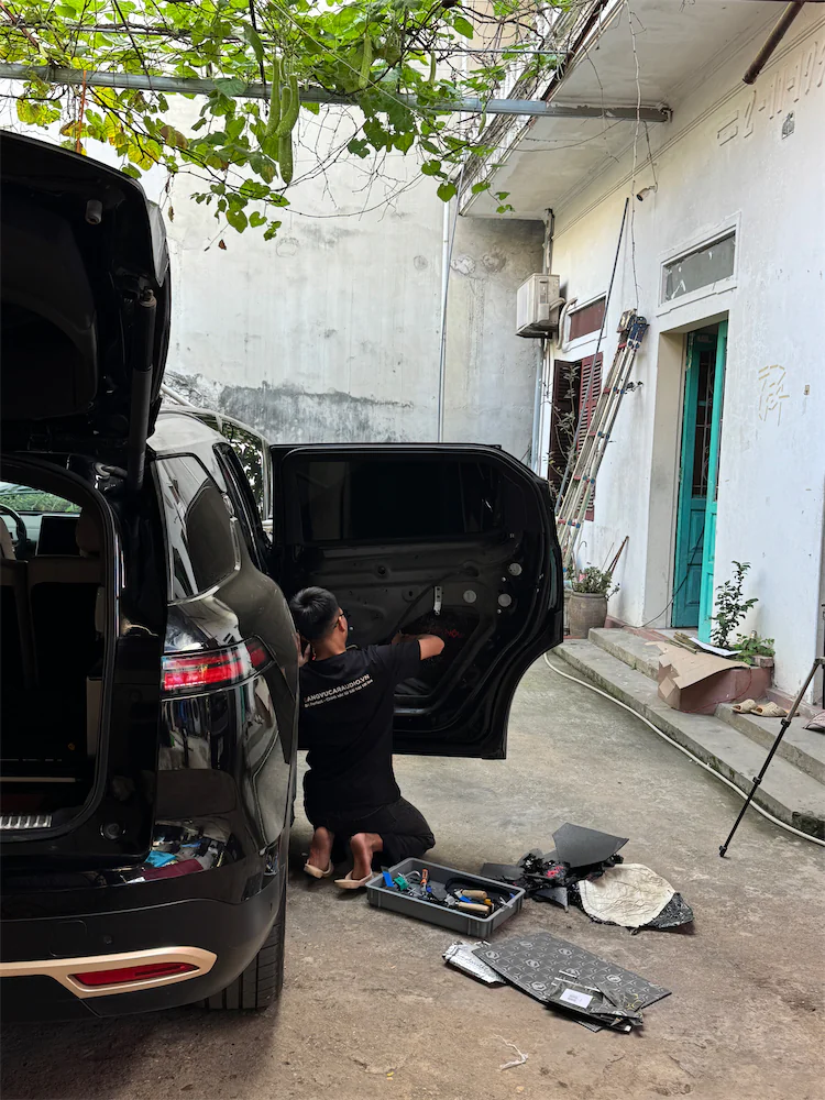 Lau sạch sẽ trước khi dán lớp mới
