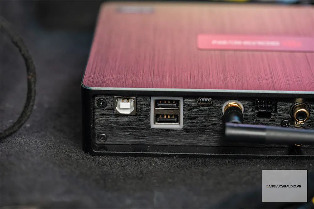 Goldhorn P1 DSP hỗ trợ 2 cổng USB để cắm bộ nhớ ngoài
