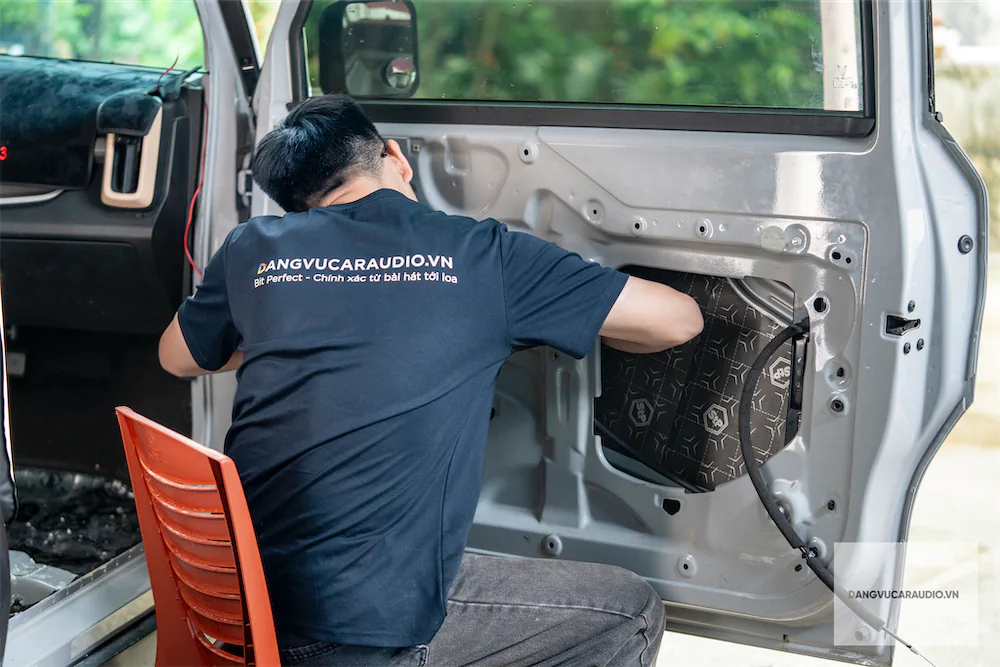 Kĩ Thuật Viên Đăng Vũ Car Audio Thi Công Tiêu Âm Cánh VF3