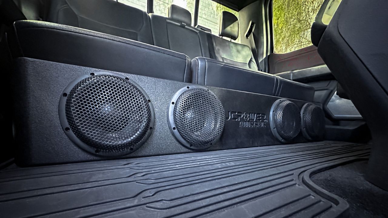 Subwoofer Trên Ford F150