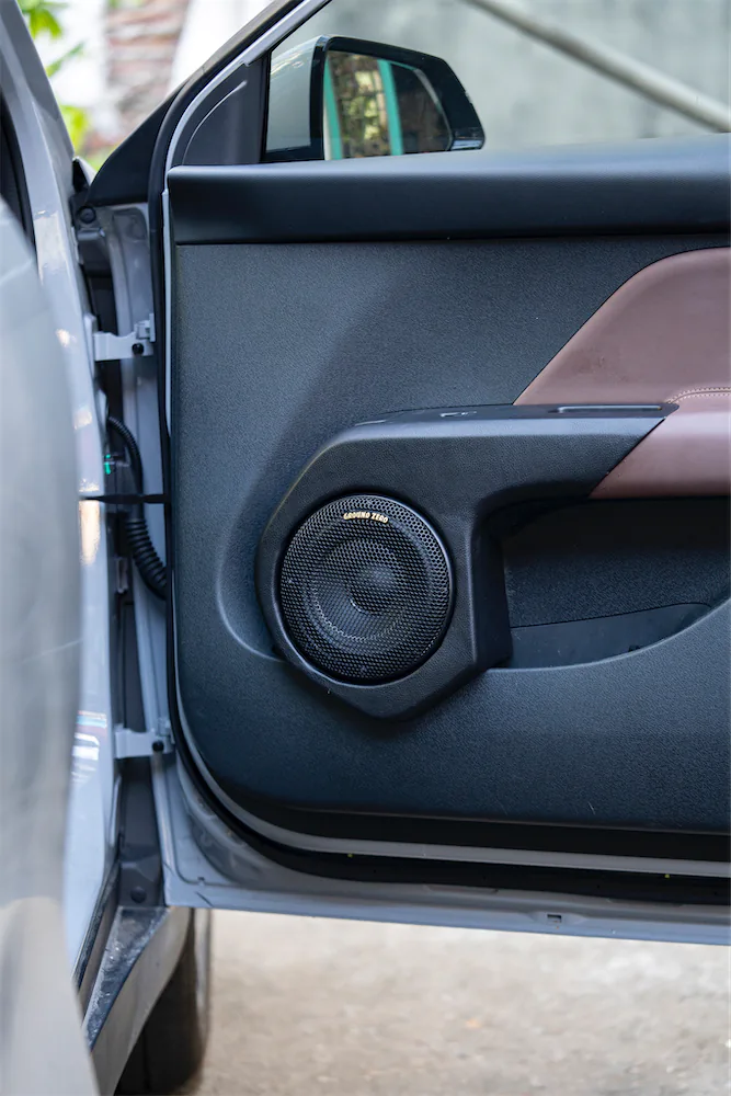 Thi công midbass trên Vinfast MPV7 rất khó khăn