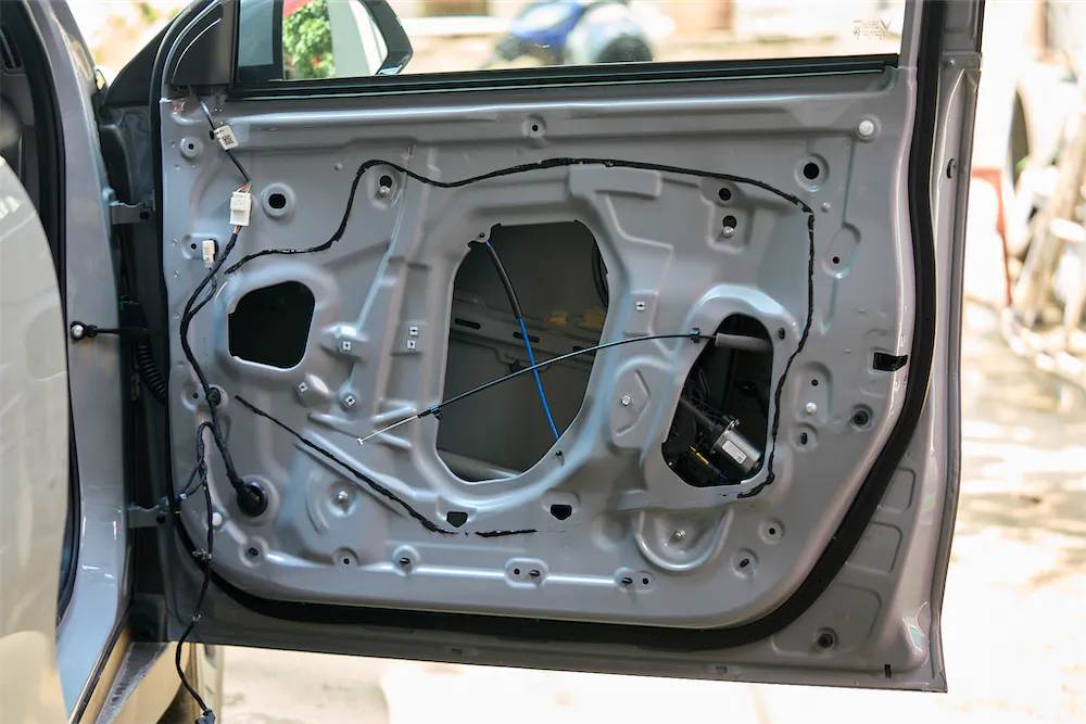 Cánh cửa Vinfast MPV7 trước khi thi công, hoàn toàn không có lỗ loa