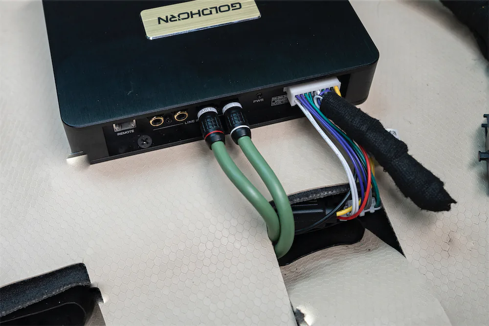 Dây được dấu dưới lớp nỉ Goldhorn DSPA 406 
