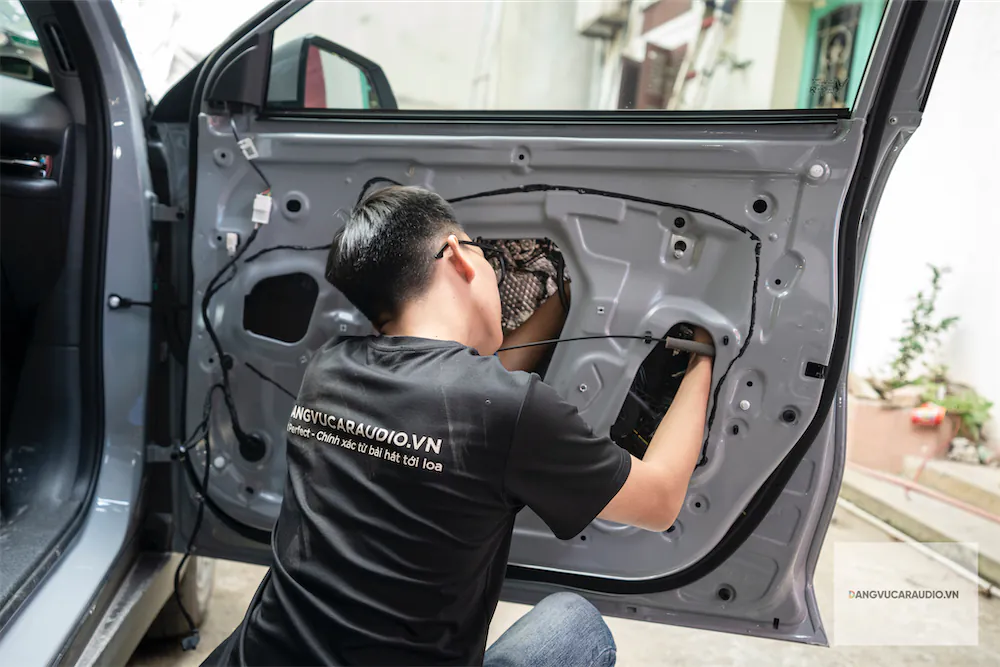 Đăng Vũ thi công cách âm cửa Vinfast MPV7