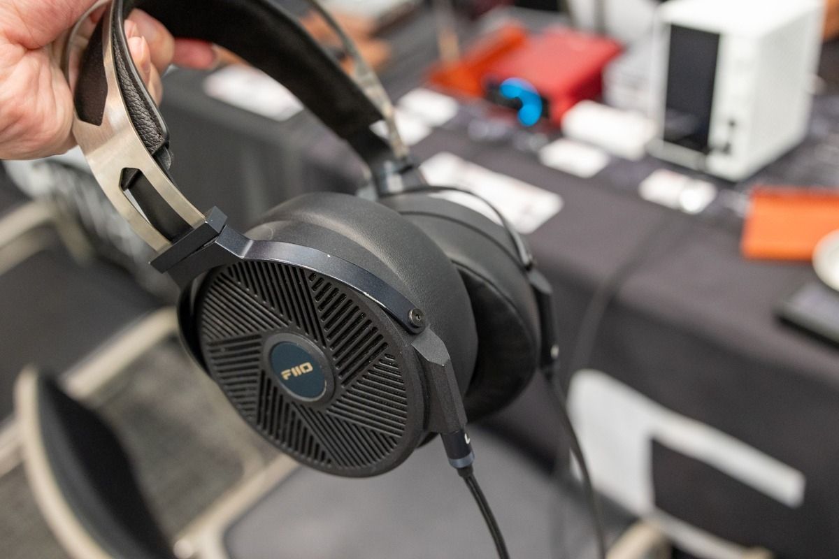 Thương hiệu FiiO cho ra đời các mẫu tai nghe chụp tai dùng Driver Planar (từ phẳng) hoặc Dynamic kích thước lớn