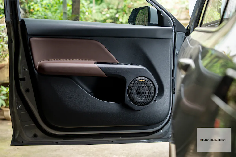 Cánh cửa Vinfast MPV7 được chúng tôi thi công