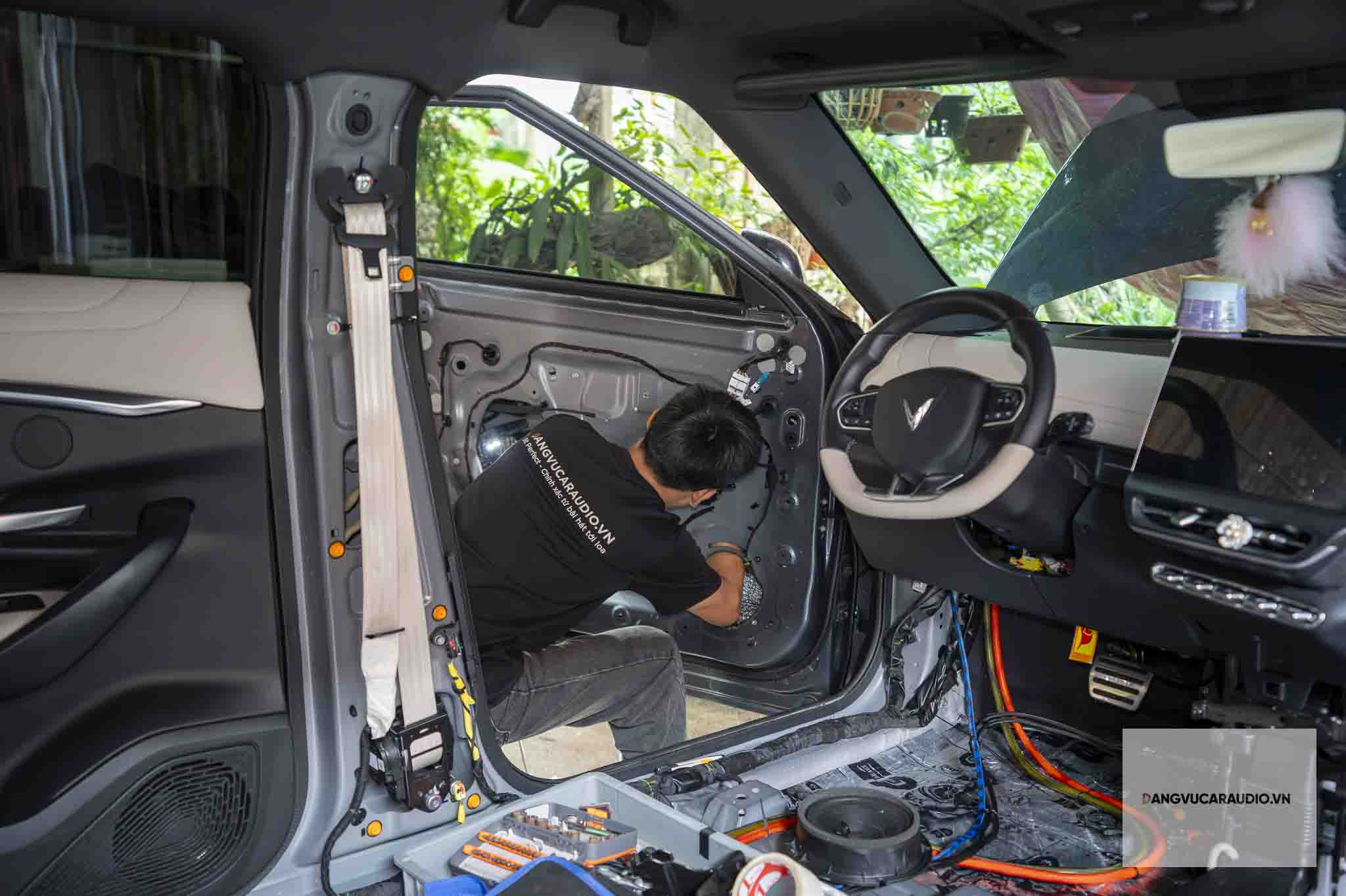 Cách Âm Chống Ồn Cửa Xe Vinfast VF7 Đăng Vũ Car Audio 6