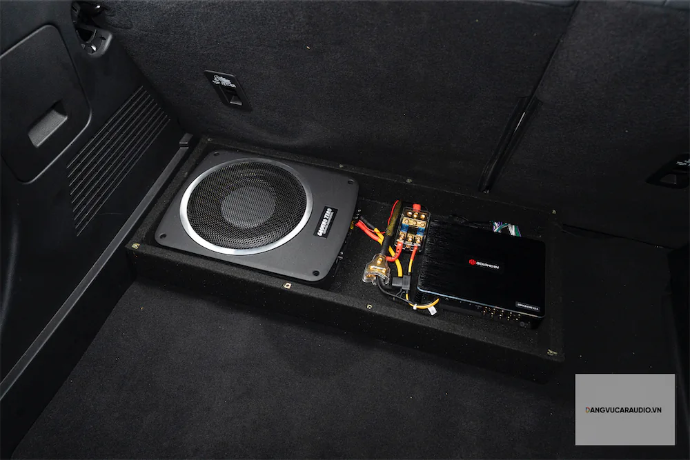 Hệ thống gồm DSP Goldhorn 810 SE V2 và Sub điện Ground Zero ở dưới cốp xe