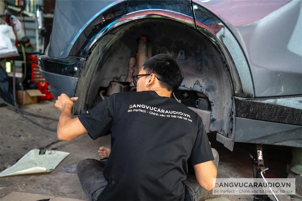 Thi công cách âm vè bánh VinFast VF7 tại Đăng Vũ Car Audio