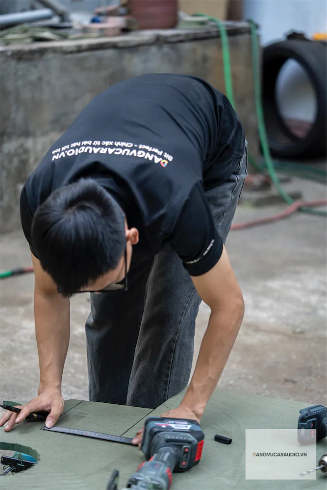 Kĩ thuật viên Đăng Vũ cắt rời từng tấm