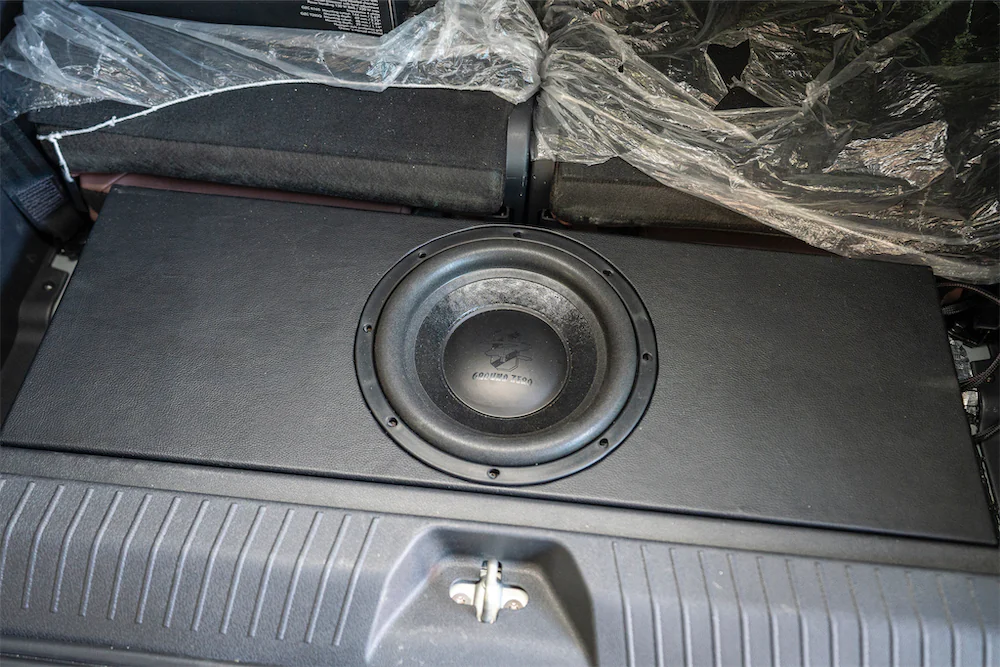 Đặt thùng Subwoofer vừa vặn cốp xe MPV7