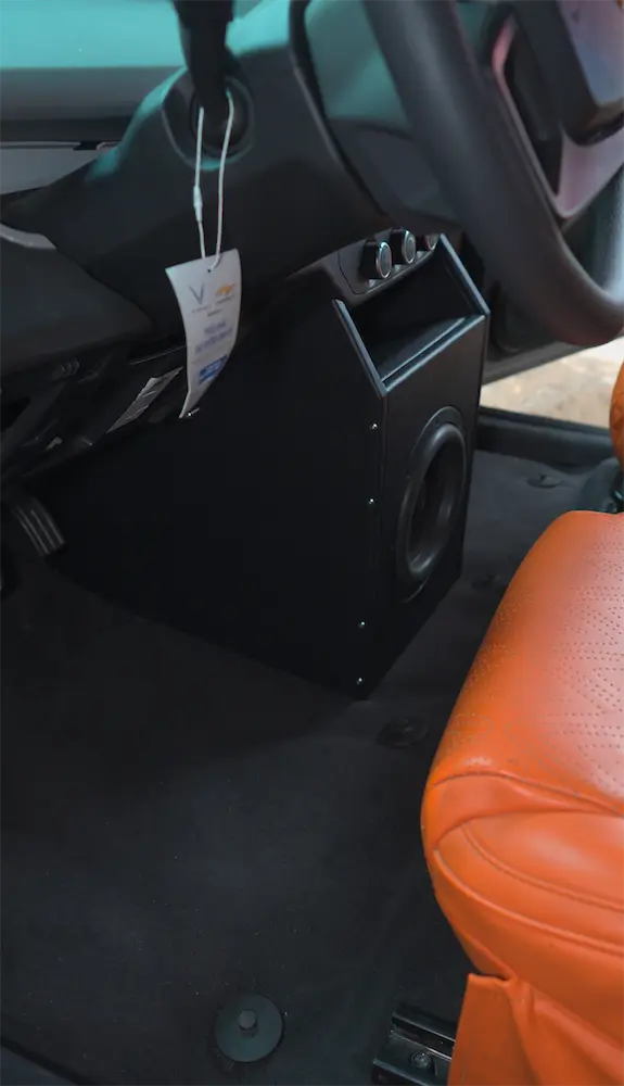 Thùng loa Subwoofer Vinfast VF3 liền lạc với nội thất