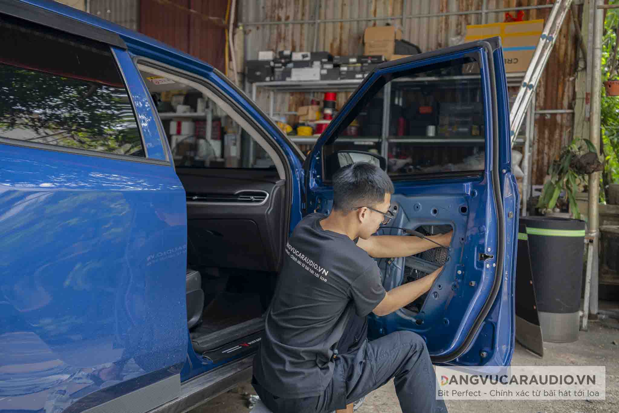Kỹ thuật Đăng Vũ Car Audio thi công cách âm cánh cửa Vinfast VF5