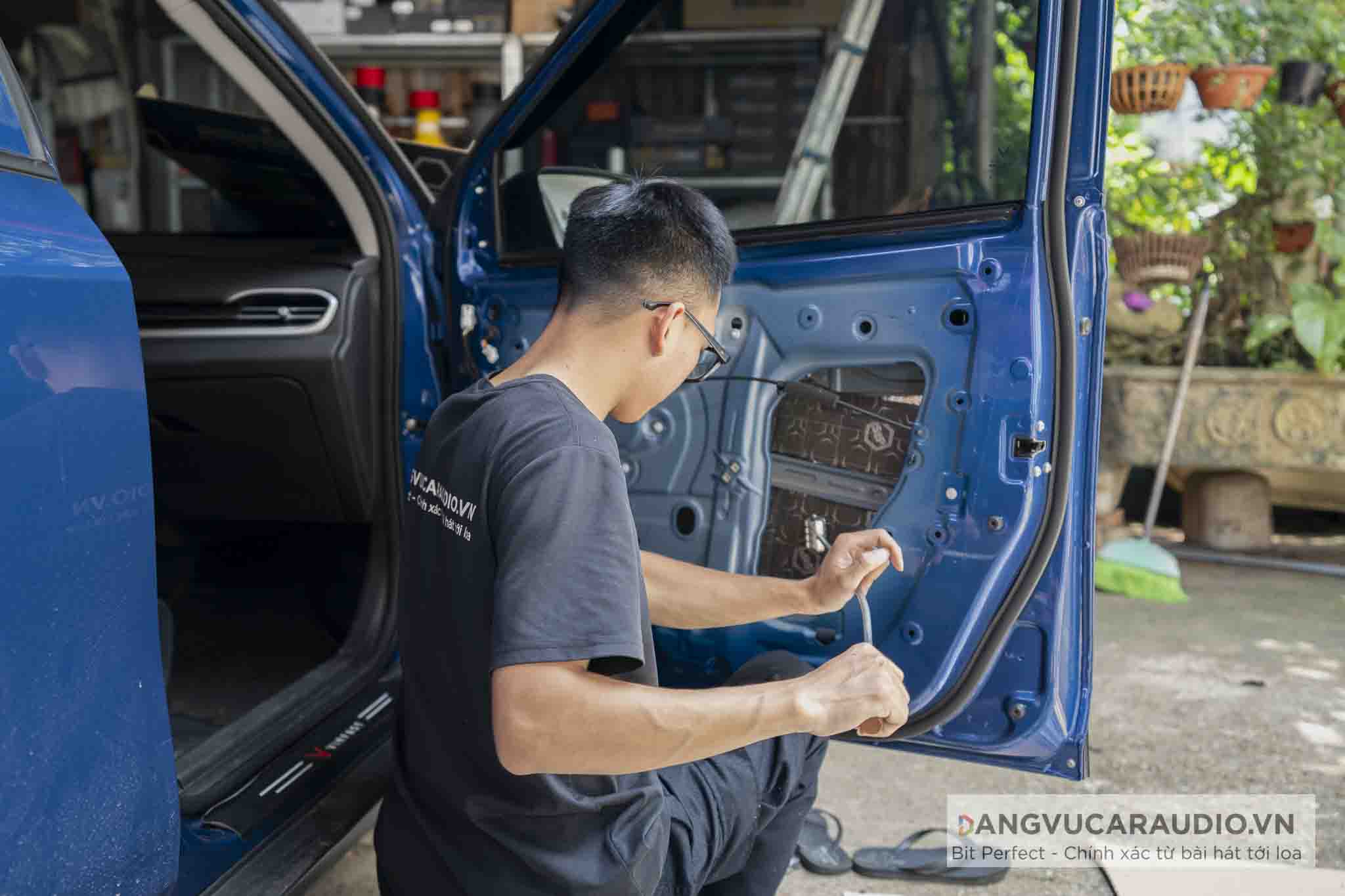 Thi công cách âm Vinfast VF5 cần lăn kĩ để bám dính được tốt