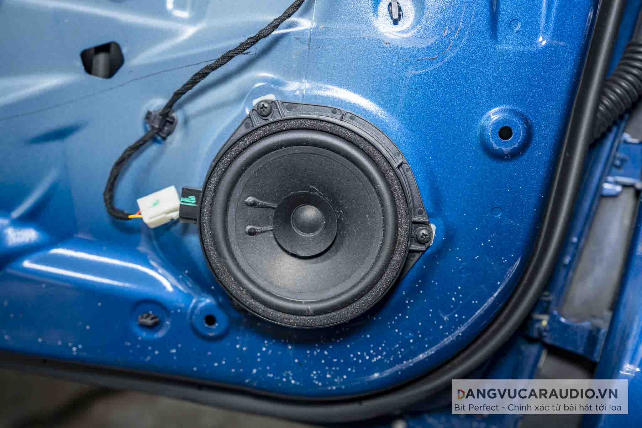 Phải vệ sinh sạch sẽ trước khi dán cách âm