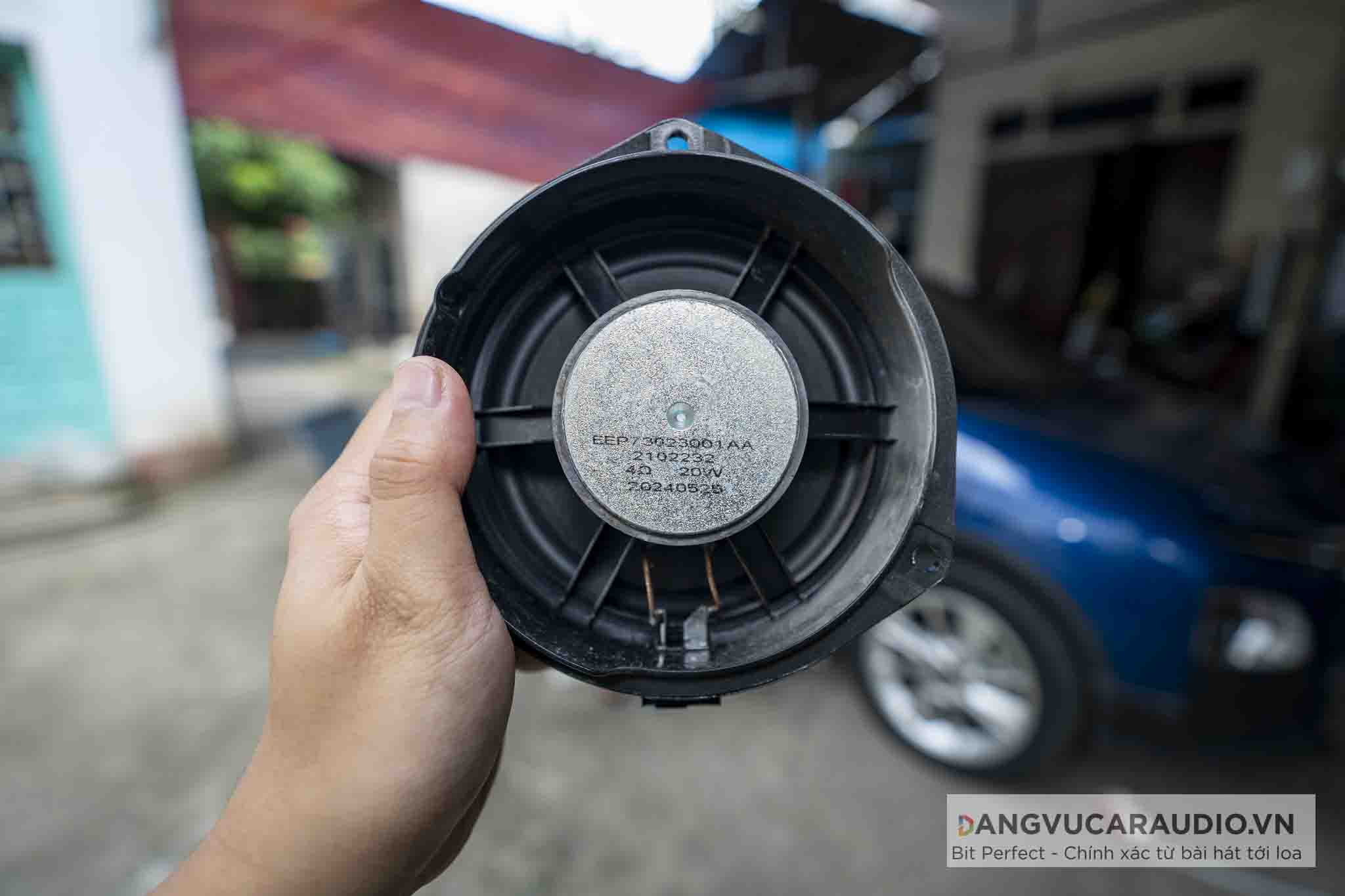 Nam châm bé tí ở loa nguyên bản xe Vinfast VF5